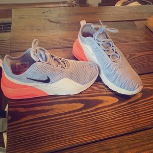 Nike tennis shoes size 9-1/2